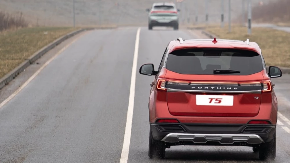 Кроссовер Forthing T5 сзади в динамике