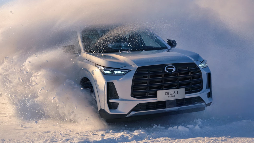 GAC GS4 Max спереди сбоку в снегу в динамике