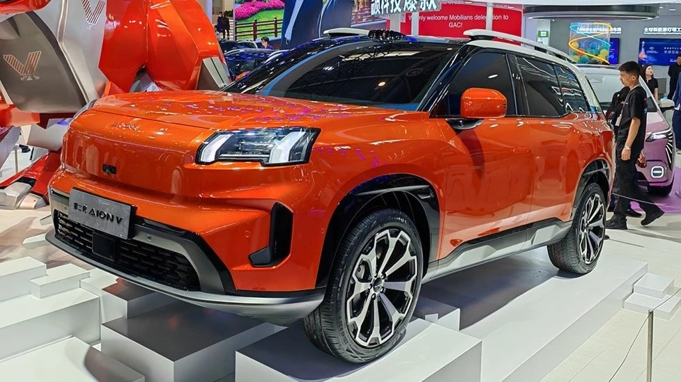 новый новое поколение GAC Aion V сбоку спереди