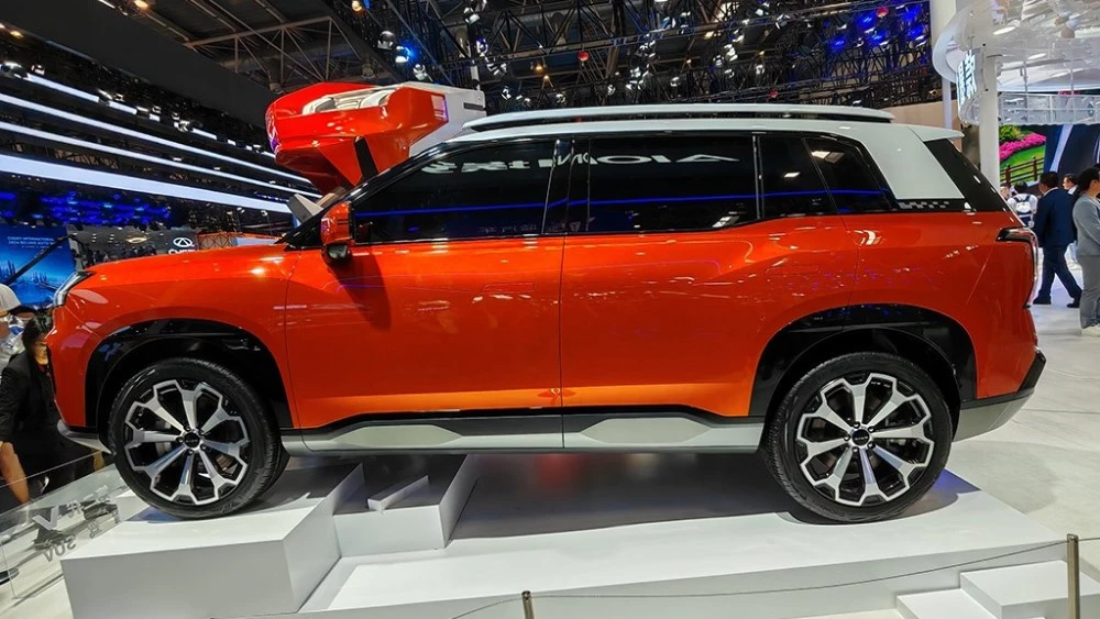 новый новое поколение GAC Aion V сбоку