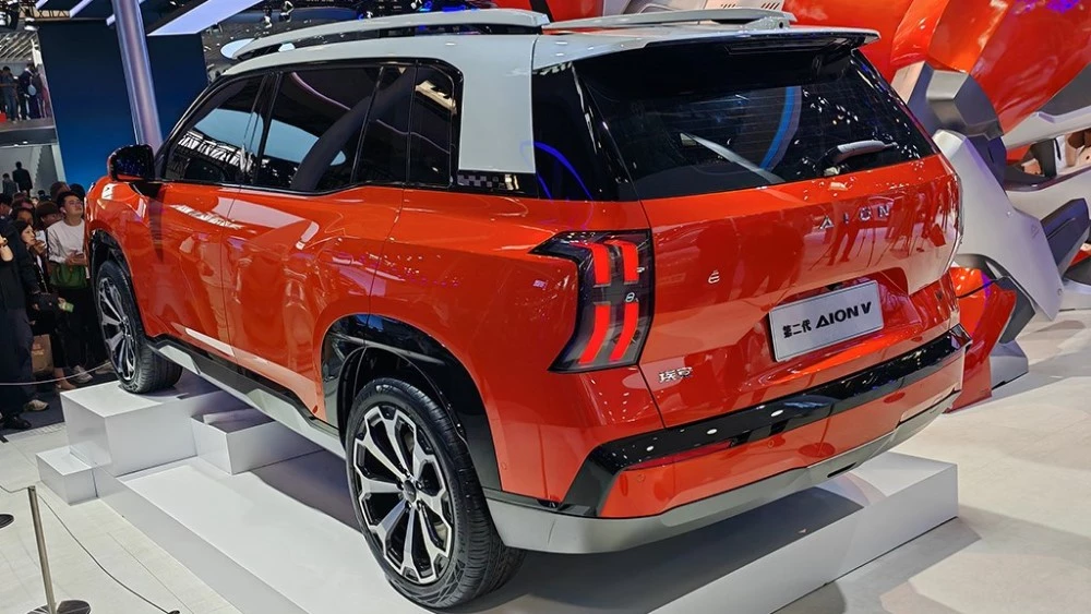 новый новое поколение GAC Aion V сбоку сзади