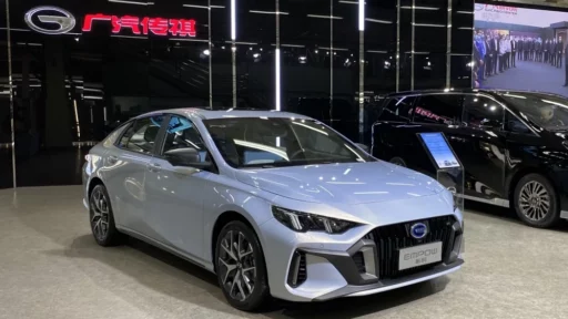 Седан GAC GAC Empow заряженный горячий мотор 1.5 литра сбоку спереди