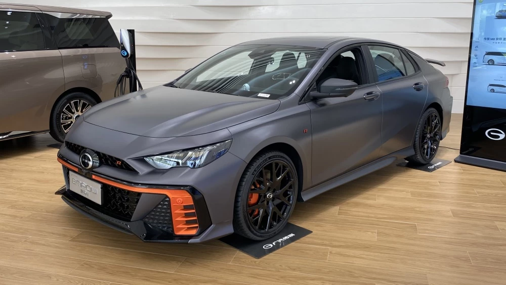 Седан GAC Empow может появиться в России. Компания изучает его перспективы Седан GAC Empow заряженный горячий мотор 2 литра сбоку спереди