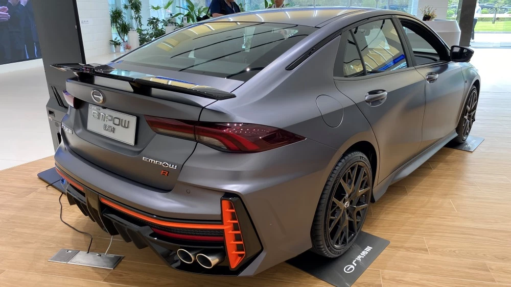 Седан GAC Empow заряженный горячий мотор 2 литра сбоку сзади