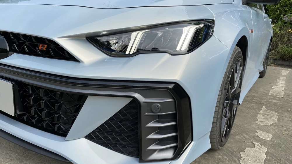 GAC Empow R сбоку спереди решетка обвес