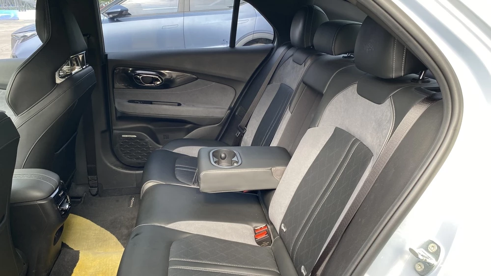 GAC Empow R салон интерьер второй ряд