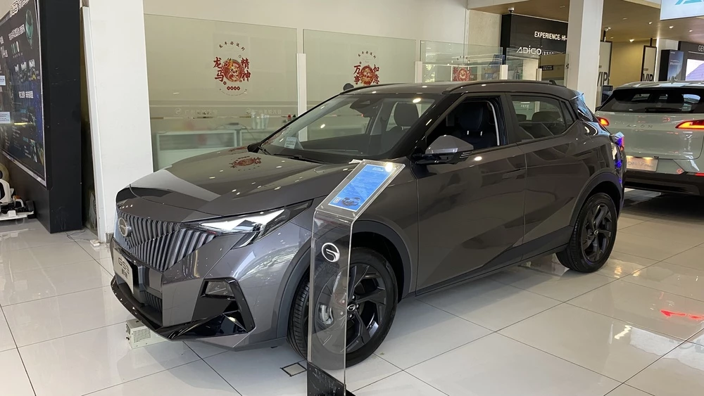 GAC GS3 спереди сбоку у дилера в китае