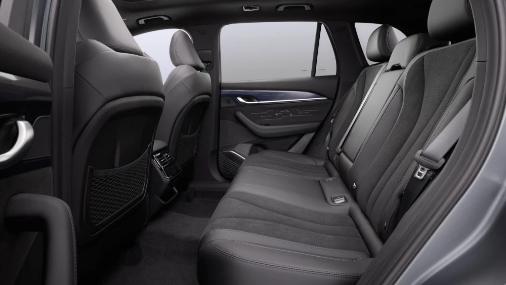 Обновленный кроссовер Geely Monjaro 2024 модельного года в России салон интерьер второй ряд