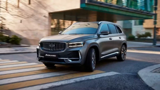 Geely Monjaro Лосиный остров сбоку спереди в динамике