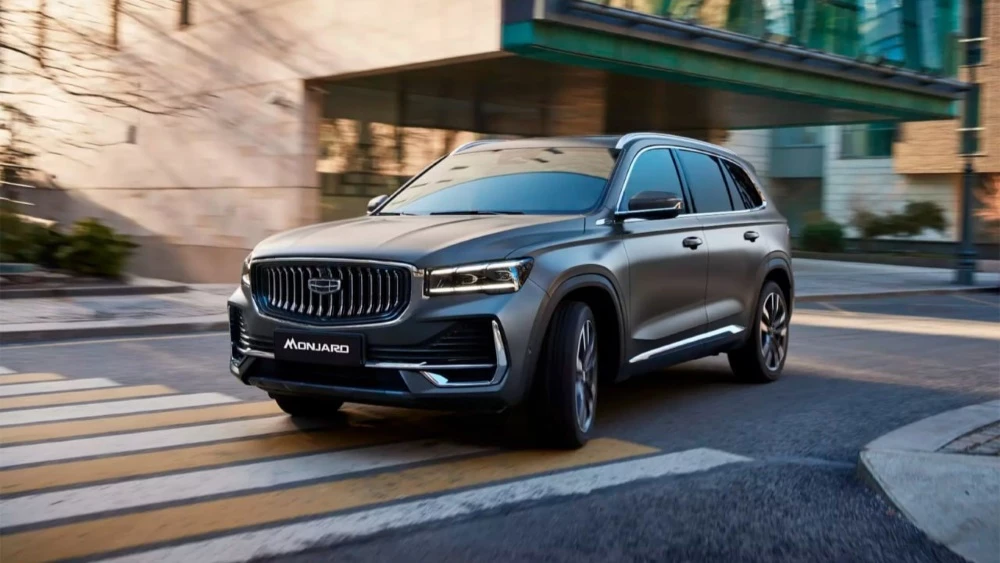 Geely Monjaro Лосиный остров сбоку спереди в динамике