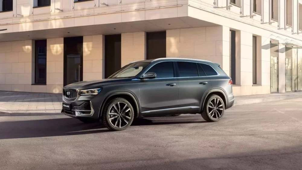 Geely Monjaro Лосиный остров сбоку спереди в динамике