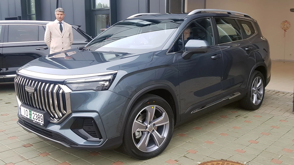 кроссовер Geely Okavango New в Беларуси спереди сбоку