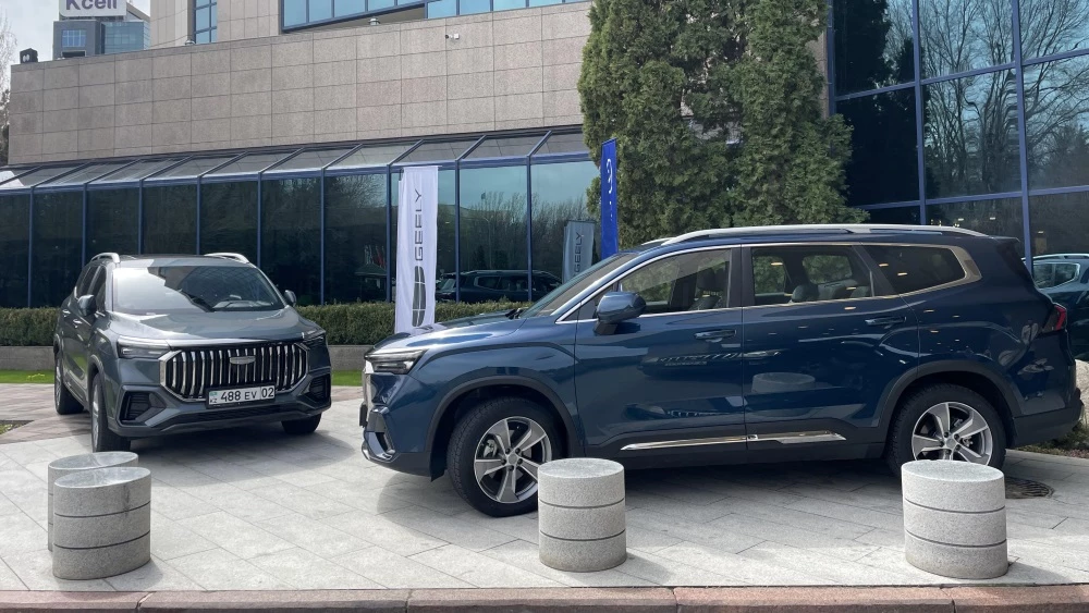 Кроссоверы Geely Okavango в Казахстане сбоку спереди