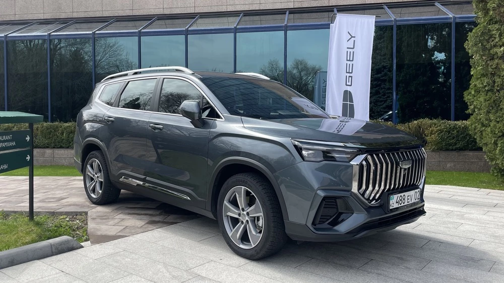 Geely Okavango в Казахстане сбоку спереди