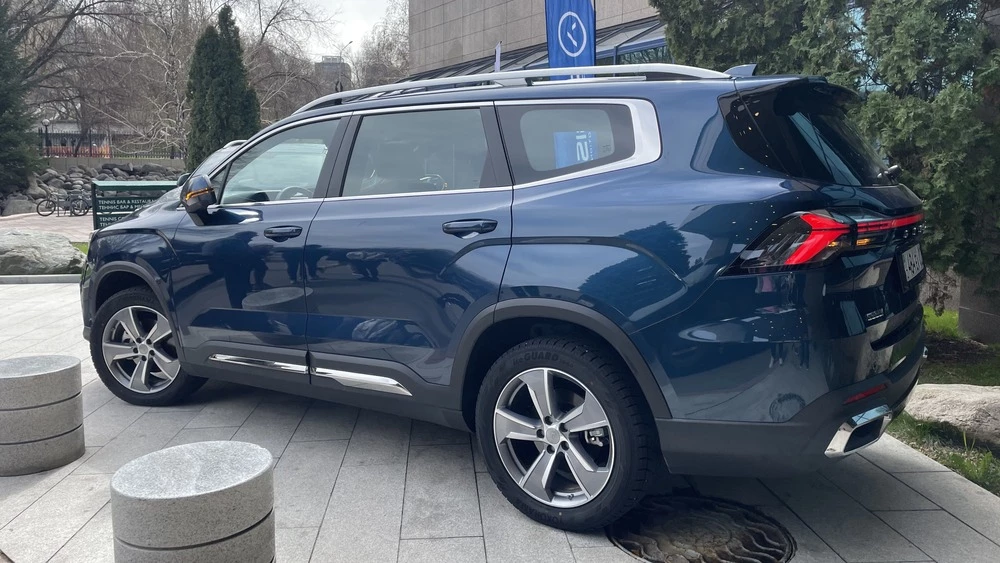 Geely Okavango в Казахстане сбоку сзади