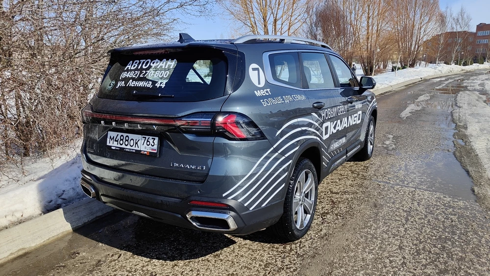 Geely Okavango сбоку сзади