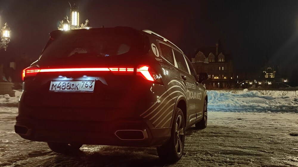 Geely Okavango тест Мишина сбоку сзади ночной свет фонари