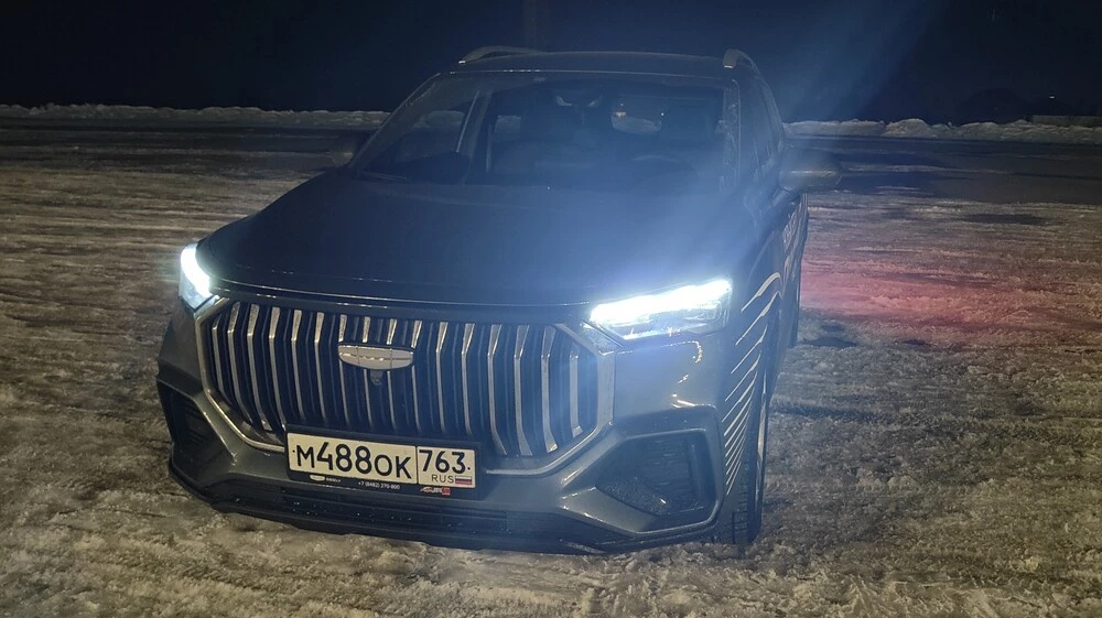 Geely Okavango тест Мишина сбоку спереди ночной свет фары