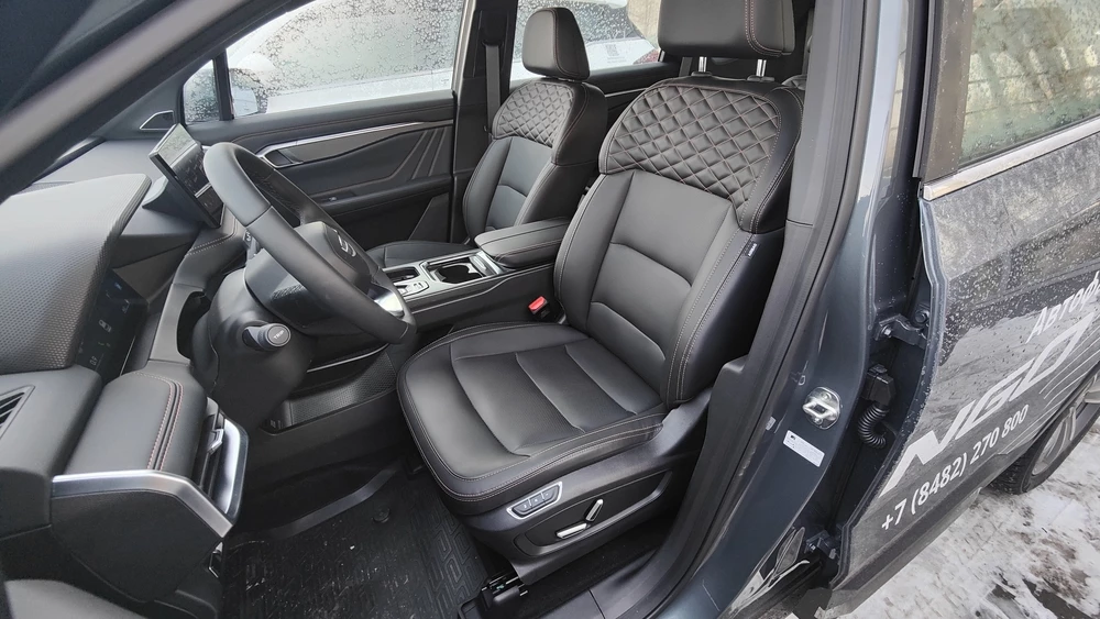Geely Okavango тест Мишина салон интерьер первый ряд сиденья