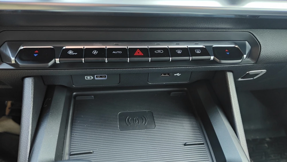 Geely Okavango тест Мишина салон интерьер центральная консоль беспроводная зарядка климат-контроль