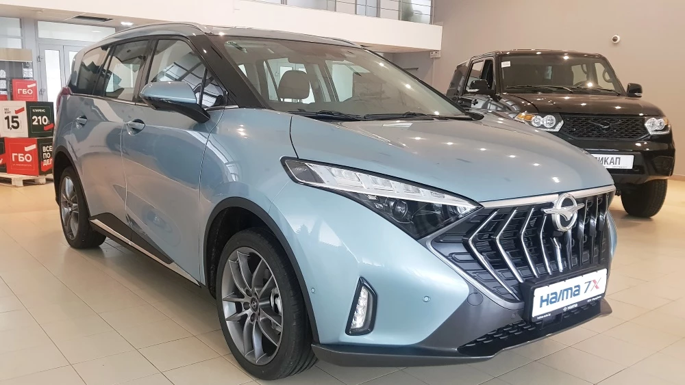 Haima 7X в Беларуси сбоку спереди в автосалоне купить
