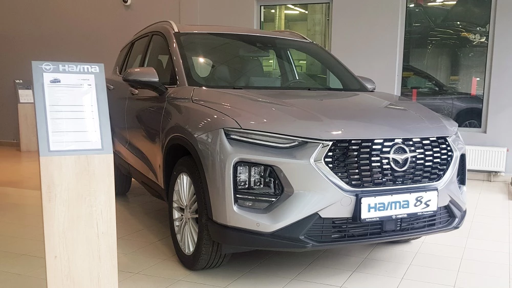 Haima 8S в Беларуси сбоку спереди в автосалоне купить