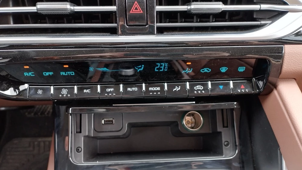 минивэн Haima 7x тест салон интерьер центральный тоннель консоль беспроводная зарядка