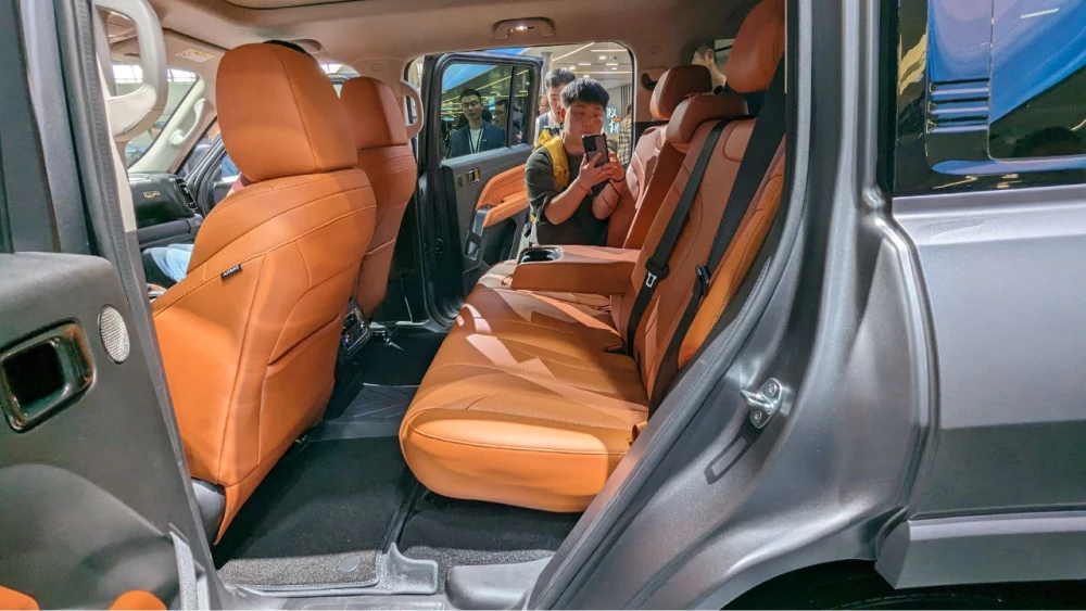 haval h9 второго поколения новый салон оранжевый чёрный задний ряд