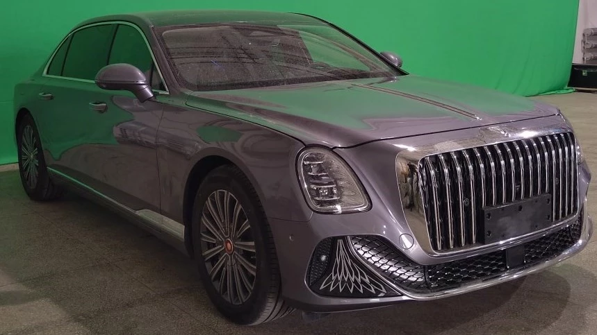 Гибридный седан Hongqi L1 сбоку спереди