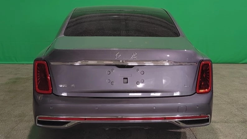 Гибридный седан Hongqi L1 сзади