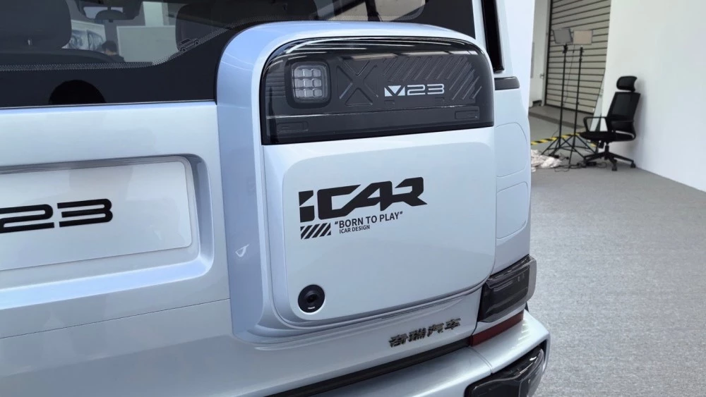 iCar V23 сзади пятая дверь багажник