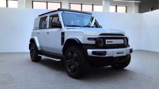 Электрический кроссовер iCar V23 спереди сбоку