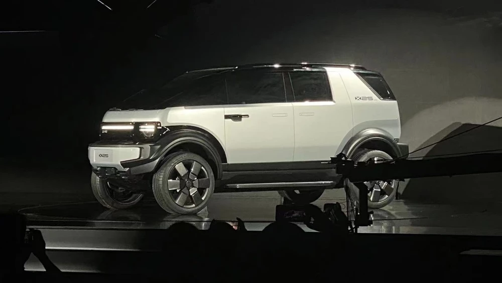 Концептуальный кроссвэн iCar X25 спереди сбоку