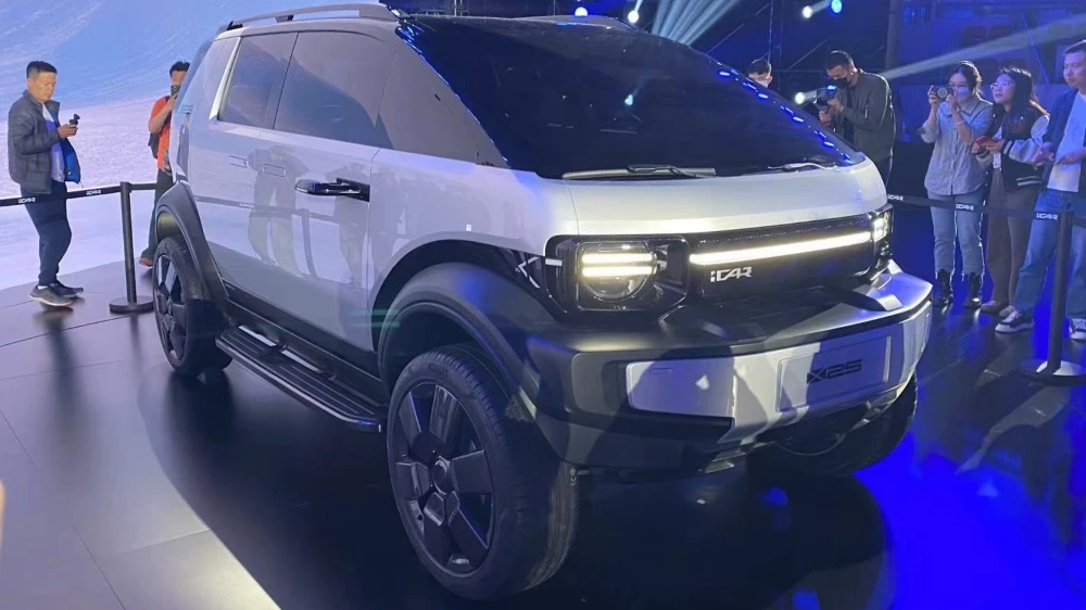 Концептуальный кроссвэн iCar X25 спереди сбоку