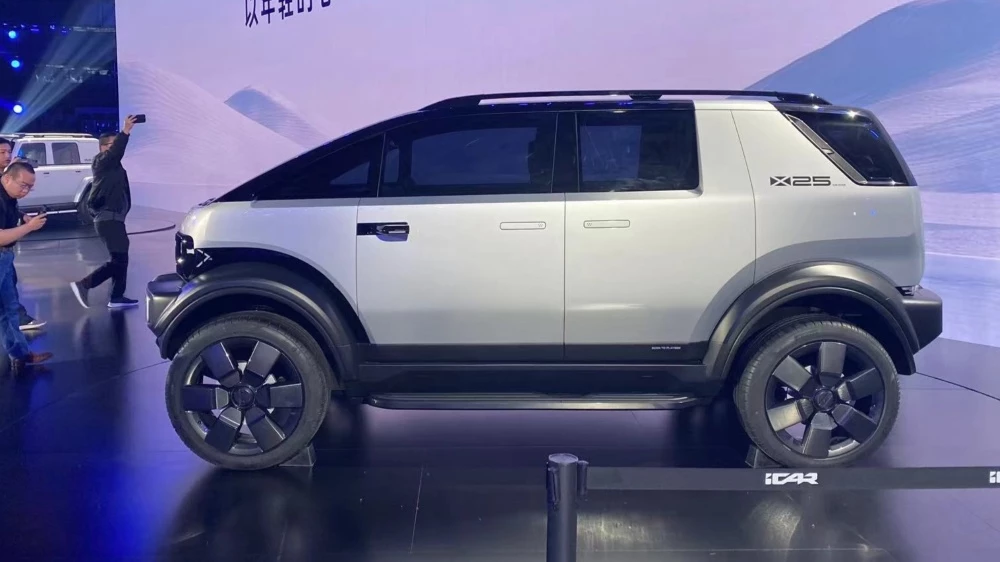 Концептуальный кроссвэн iCar X25 сбоку