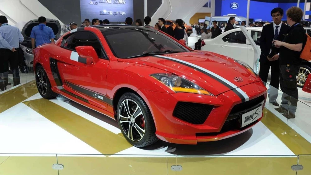 Спортивное купе JAC Heyue SС автосалон в пекине 2012 год сбоку спереди