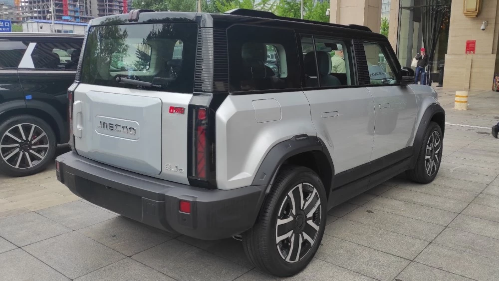 Jaecoo J6 сзади сбоку