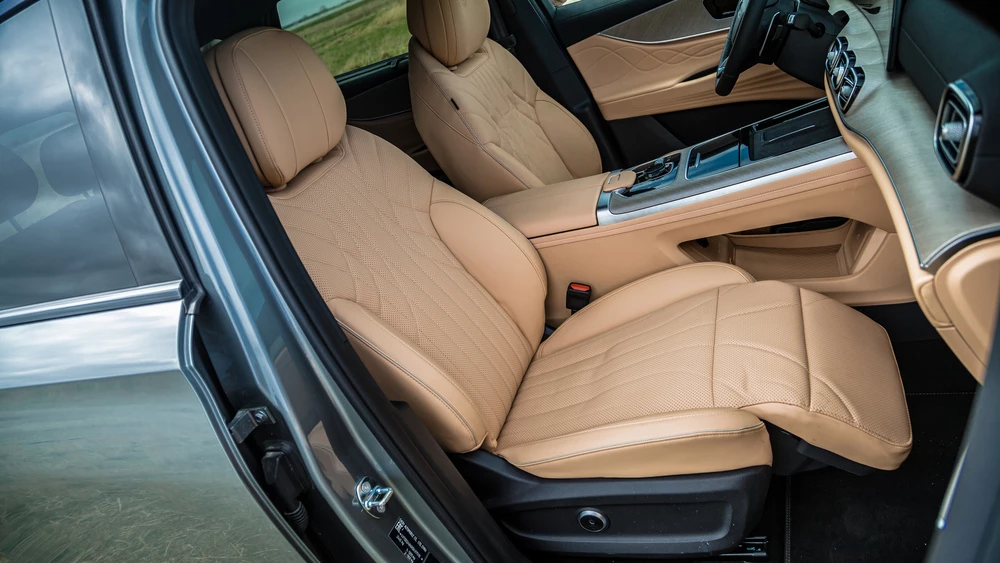 Jaecoo J8 салон интерьер первый ряд сиденье оттоманка