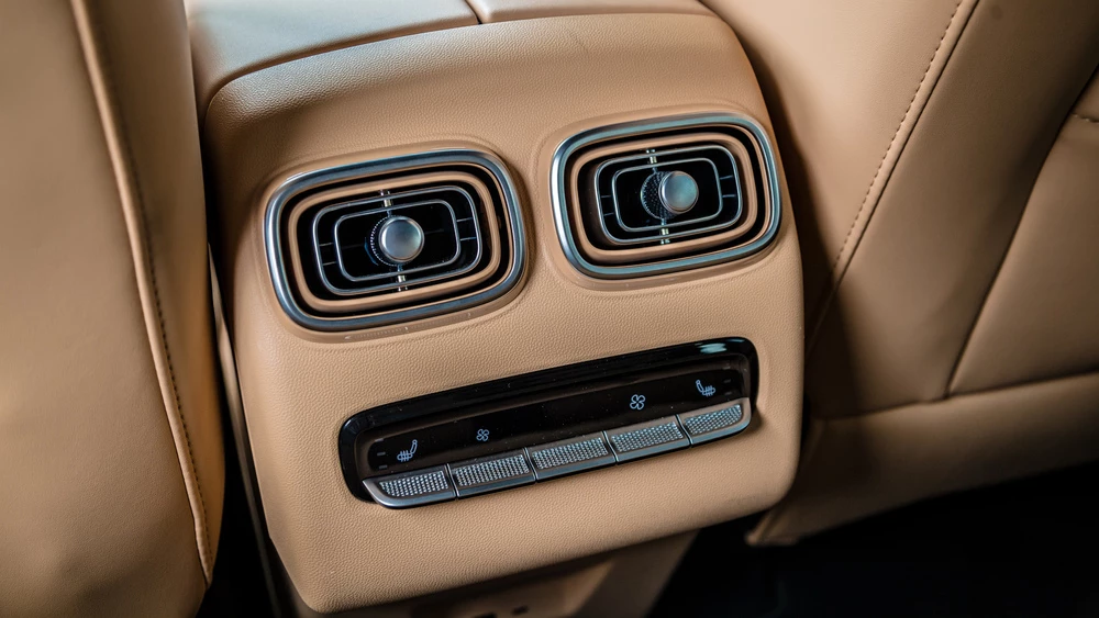 Jaecoo J8 салон интерьер воздуховоды на втором ряду