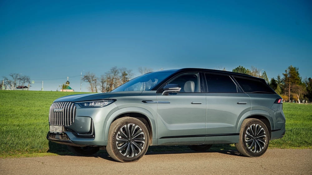 Jaecoo J8 тест сбоку спереди