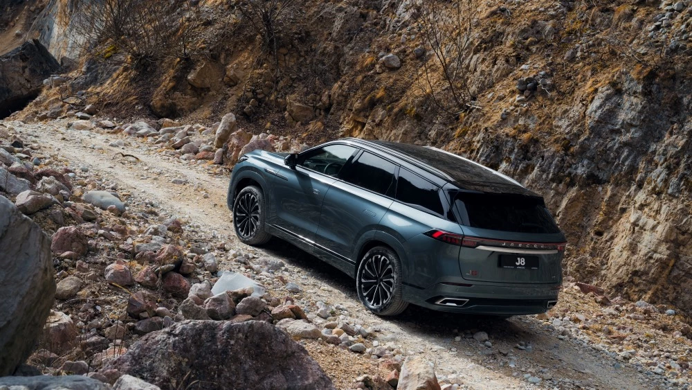 Jaecoo J8 сзади сбоку в динамике бездорожье