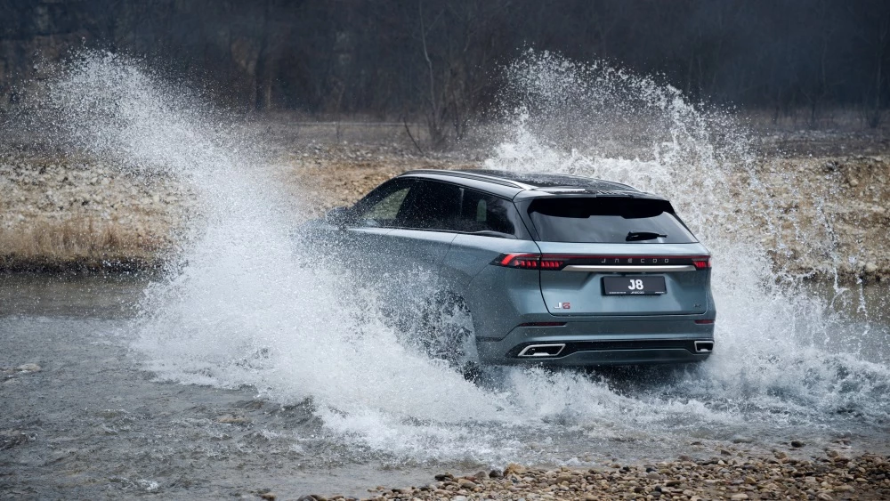 Jaecoo J8 сзади сбоку в динамике бездорожье