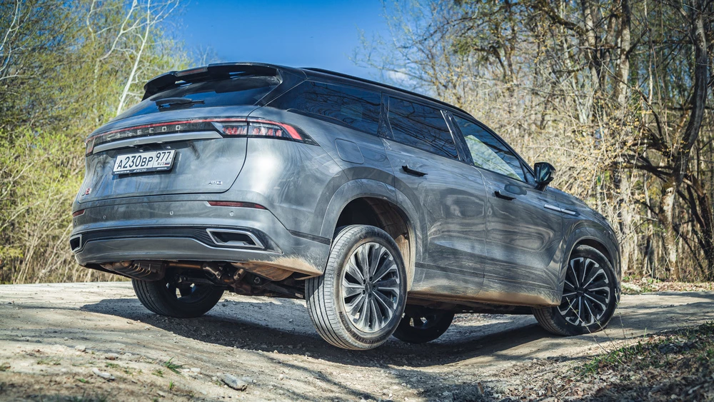 Jaecoo J8 тест сбоку сзади вывешивание полный привод бездорожье