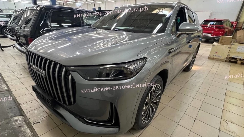 Новый кроссовер Jaecoo J8 заметили у дилера в России. Что можно понять по «живым» фото Jaecoo J8 в России спереди сбоку противотуманные фары ПТФ нет