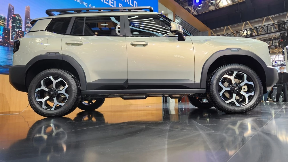 Jetour на пекинском автосалоне T1 презентация сбоку