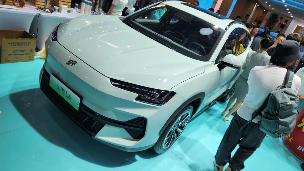 Jetour на пекинском автосалоне Shanhai L6 презентация сбоку спереди