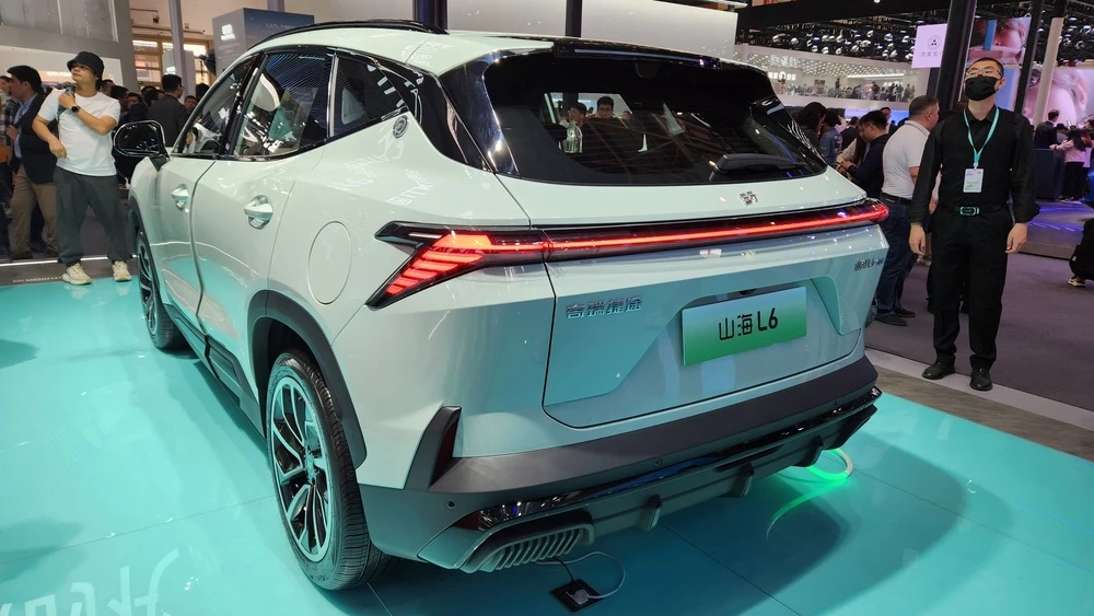 Jetour на пекинском автосалоне Shanhai L6 презентация сбоку сзади