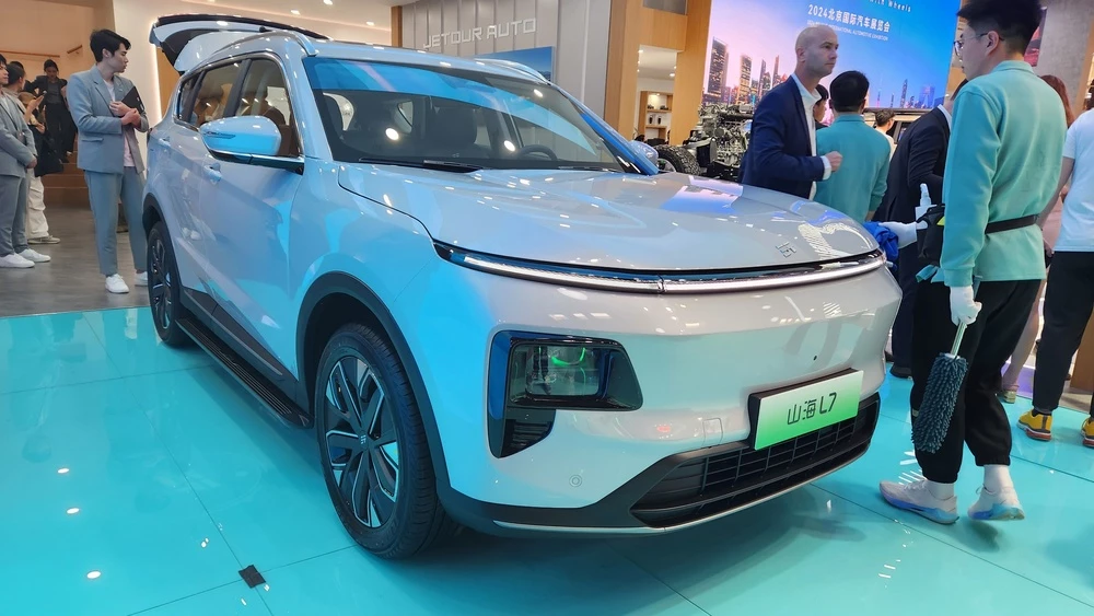 Jetour на пекинском автосалоне Shanhai L7 презентация сбоку спереди