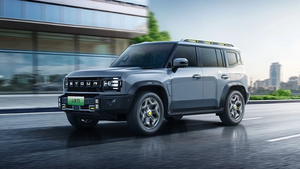 Гибридный кроссовер Jetour Shanhai T2 сбоку спереди в динамике