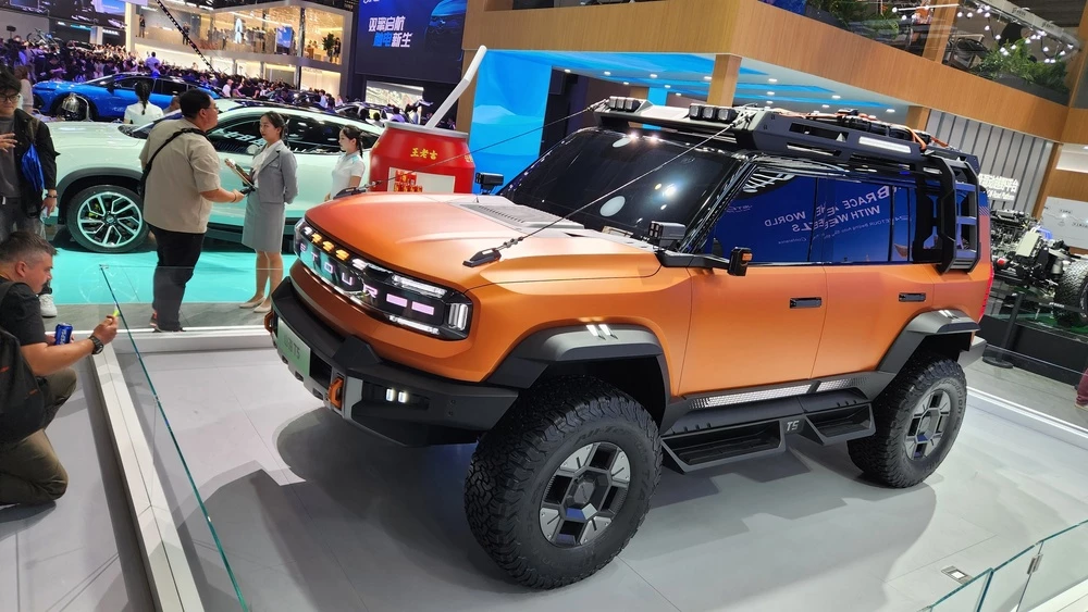 Jetour на пекинском автосалоне T5 презентация сбоку спереди